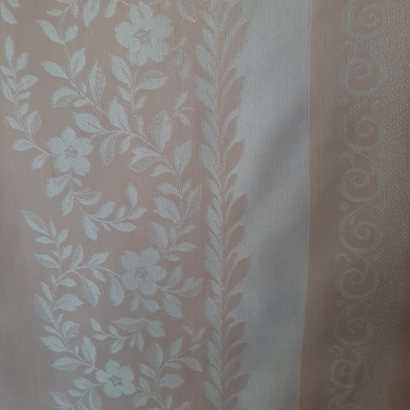 Vtg Damask Pastel Pink Tablecloth and 6 Piece Napkin Set. - Picture 3 of 11